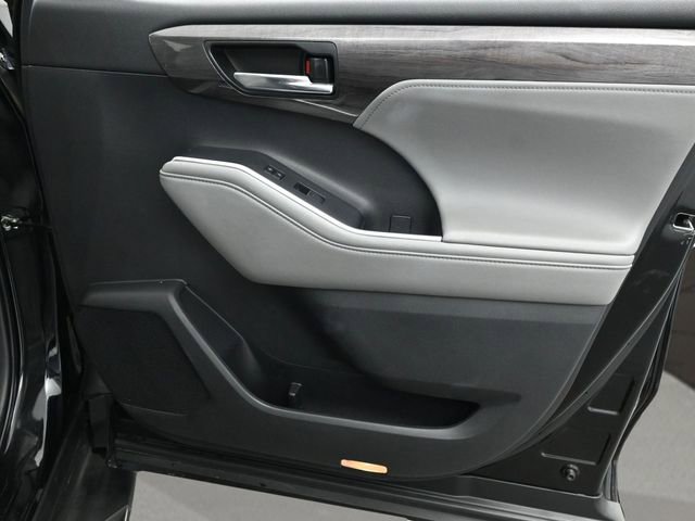 Used 2022 Toyota Highlander Limited image 21