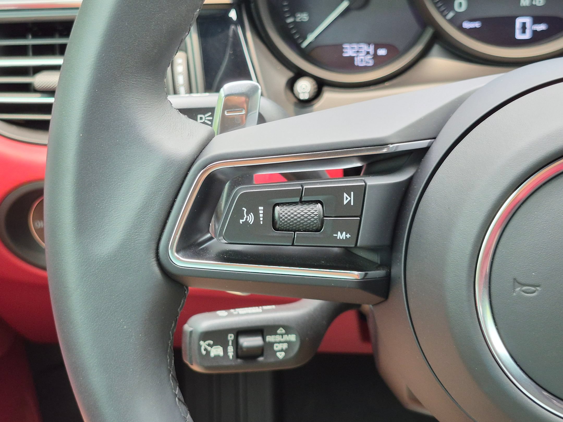 Certified 2026 Porsche Macan AWD/4WD image 9
