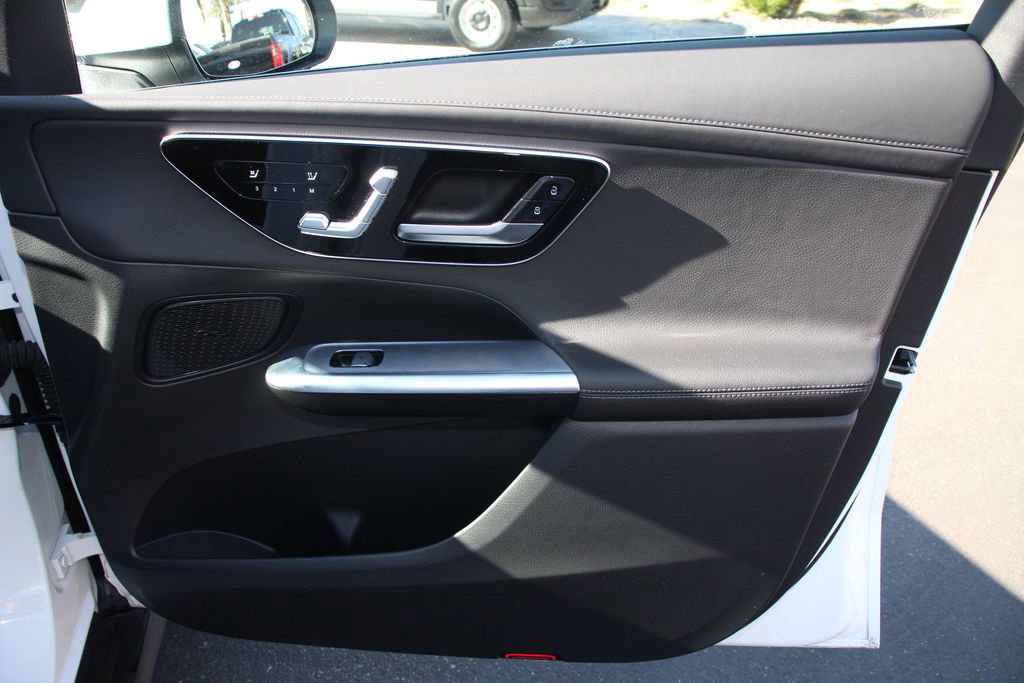 Used 2025 Mercedes-Benz GLC 300 4MATIC image 29