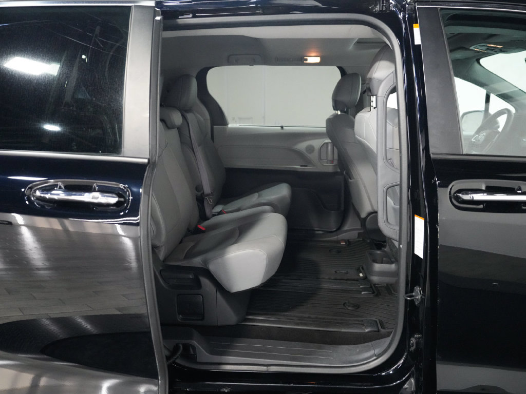 Used 2024 Toyota Sienna XLE w/ XLE Plus Package FWD image 31