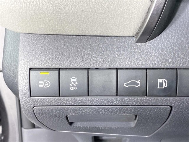 Used 2018 Toyota Camry LE image 14