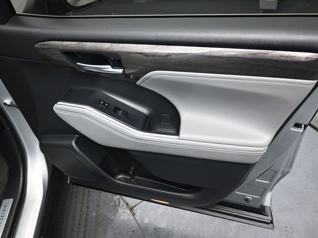 Used 2023 Toyota Highlander Limited image 43