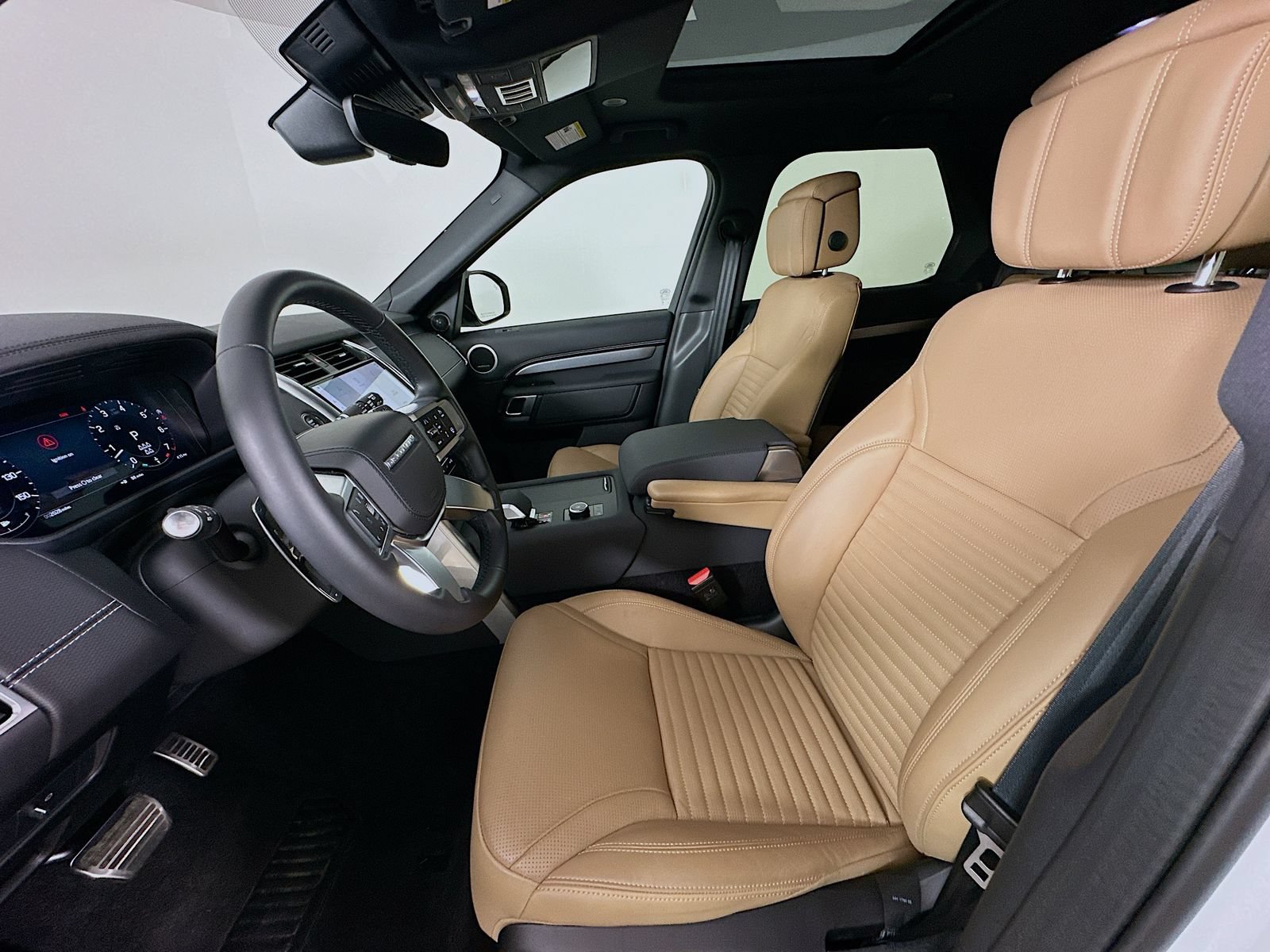 Used 2025 Land Rover Discovery Dynamic SE AWD/4WD image 33
