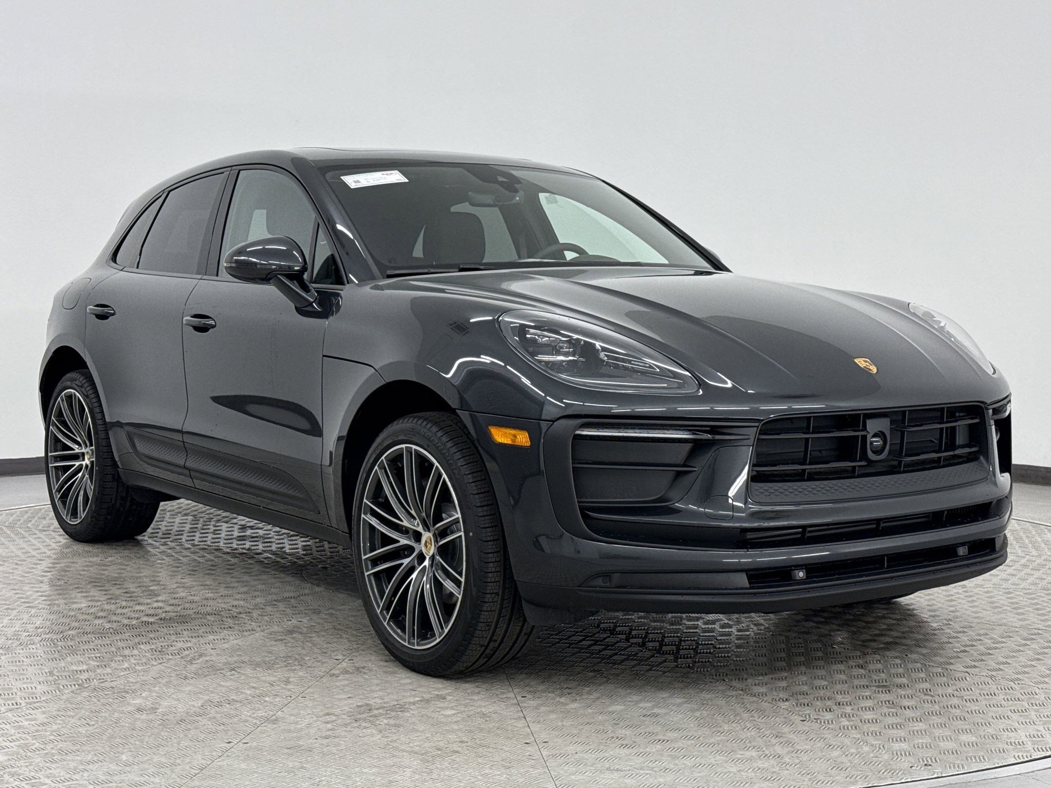 Used 2025 Porsche Macan image 9