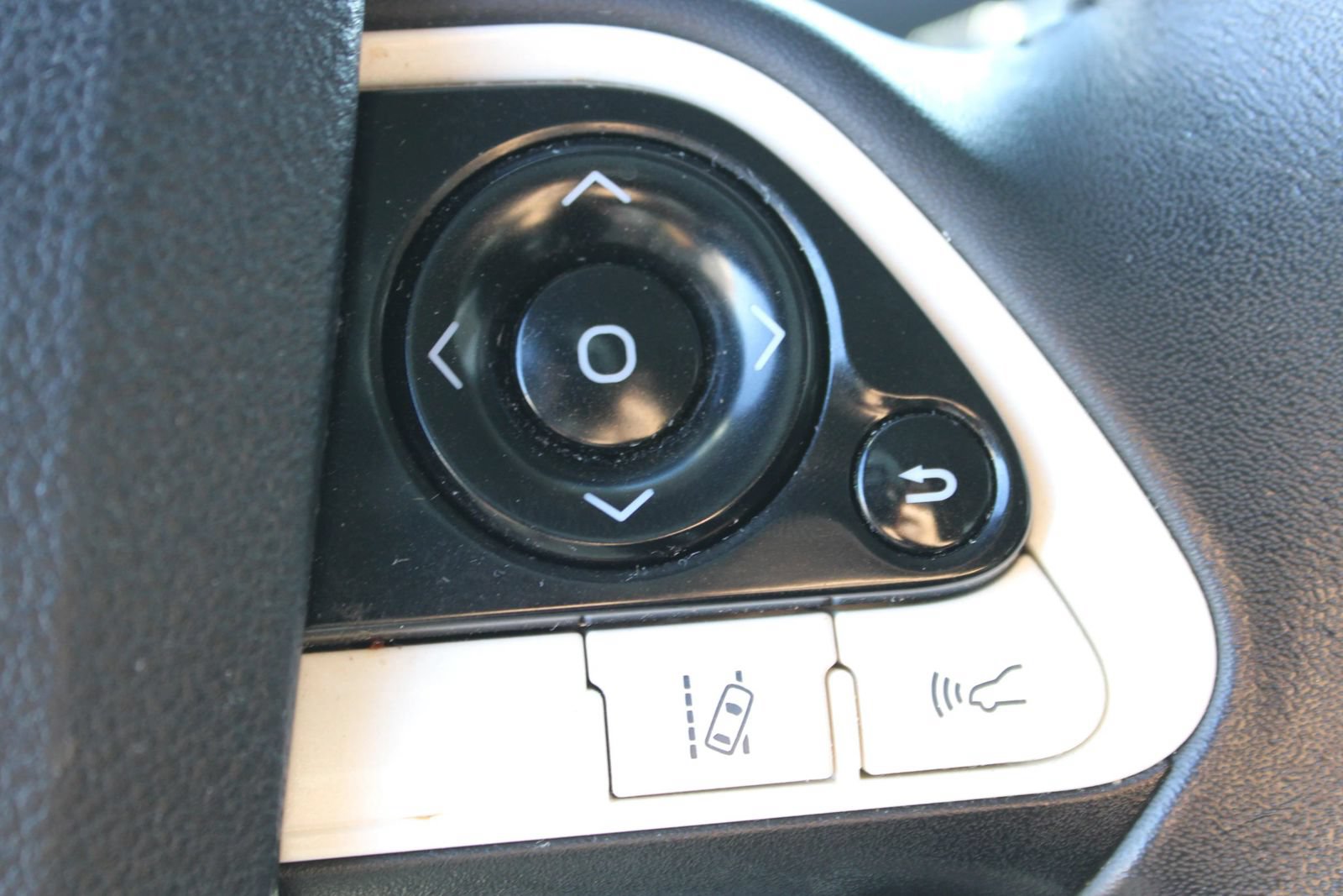 Used 2017 Toyota Prius Prime Premium w/ Preferred Accessory Package FWD image 28