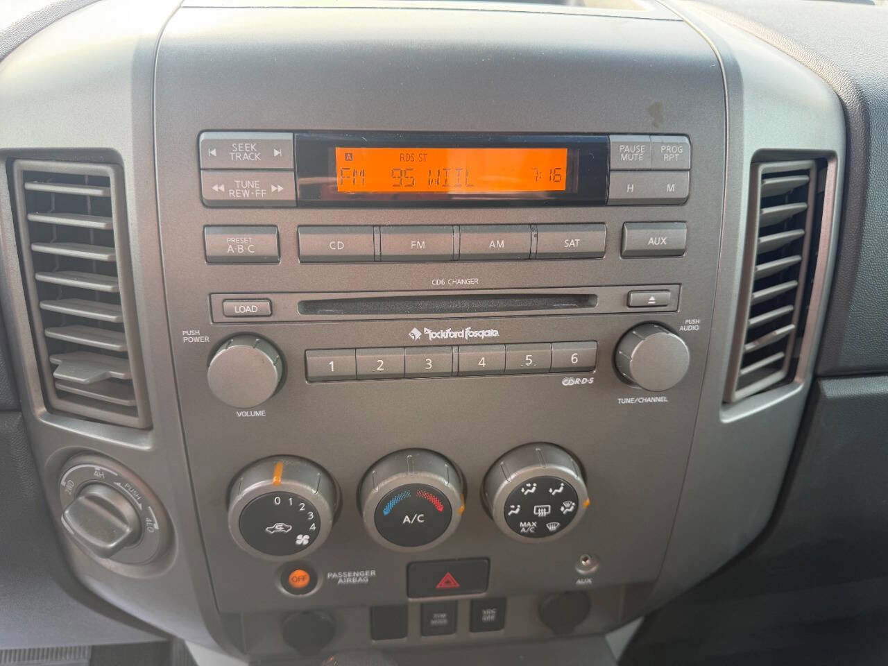 Used 2004 Nissan Titan LE w/ (Tow) Big Tow Pkg image 22