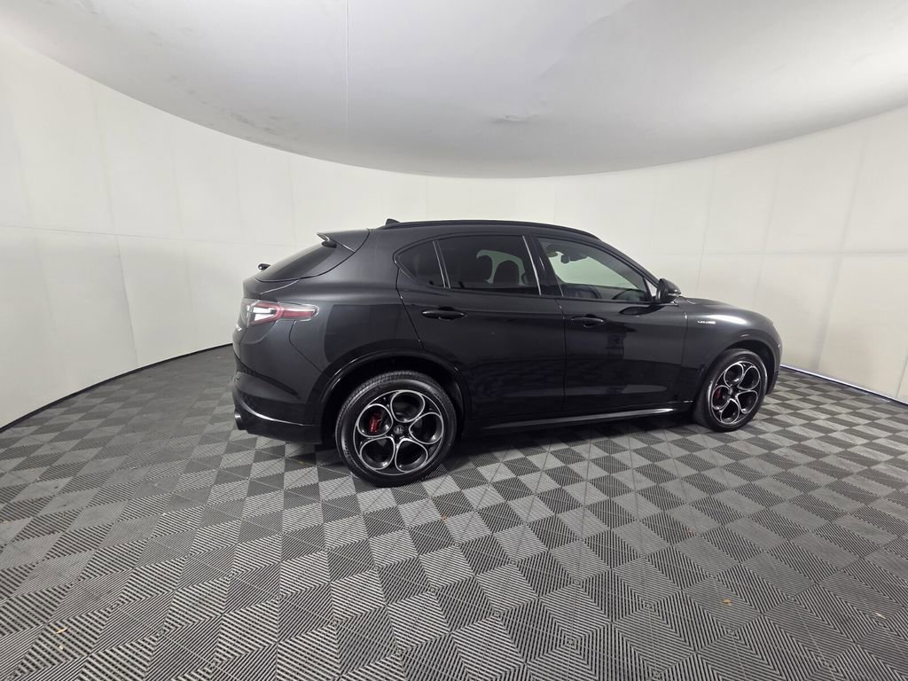 Used 2024 Alfa Romeo Stelvio Veloce image 5