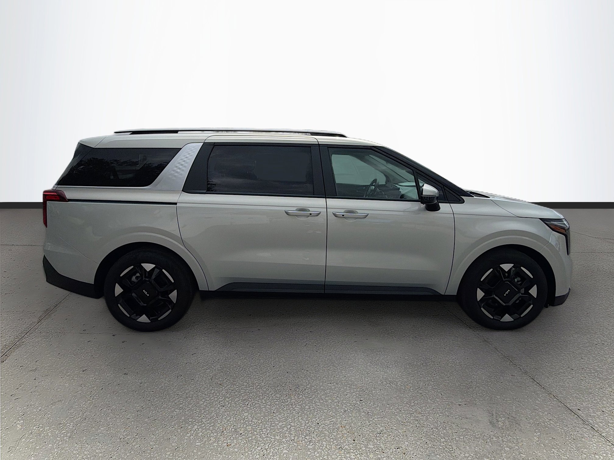 Used 2025 Kia Carnival EX image 4