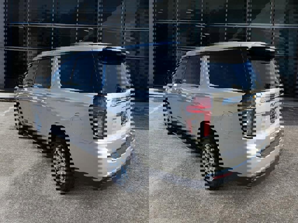 Used 2024 Chevrolet Suburban LT image 5