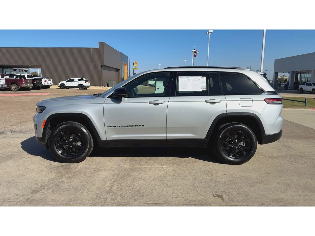 Used 2024 Jeep Grand Cherokee Altitude AWD/4WD image 5