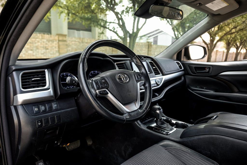 Used 2017 Toyota Highlander Plus image 25
