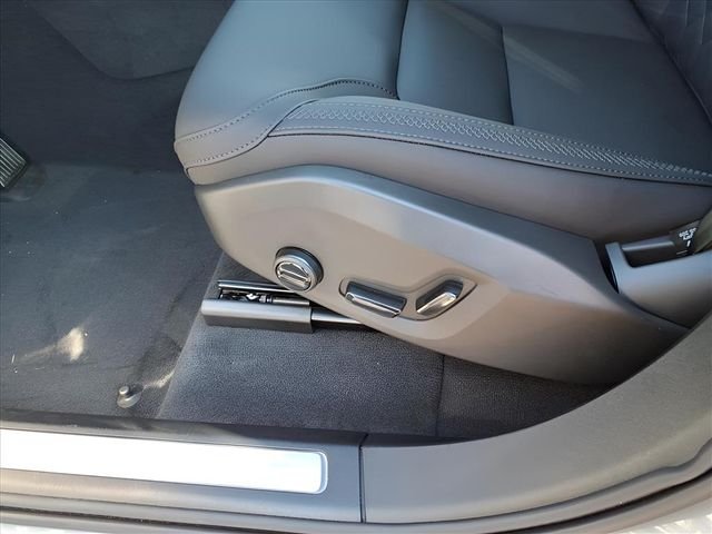 New 2026 Volvo XC90 B6 Plus w/ Protection Package Premier AWD/4WD image 16