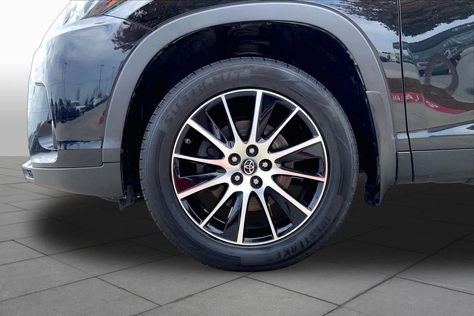 Used 2018 Toyota Highlander SE AWD/4WD image 11