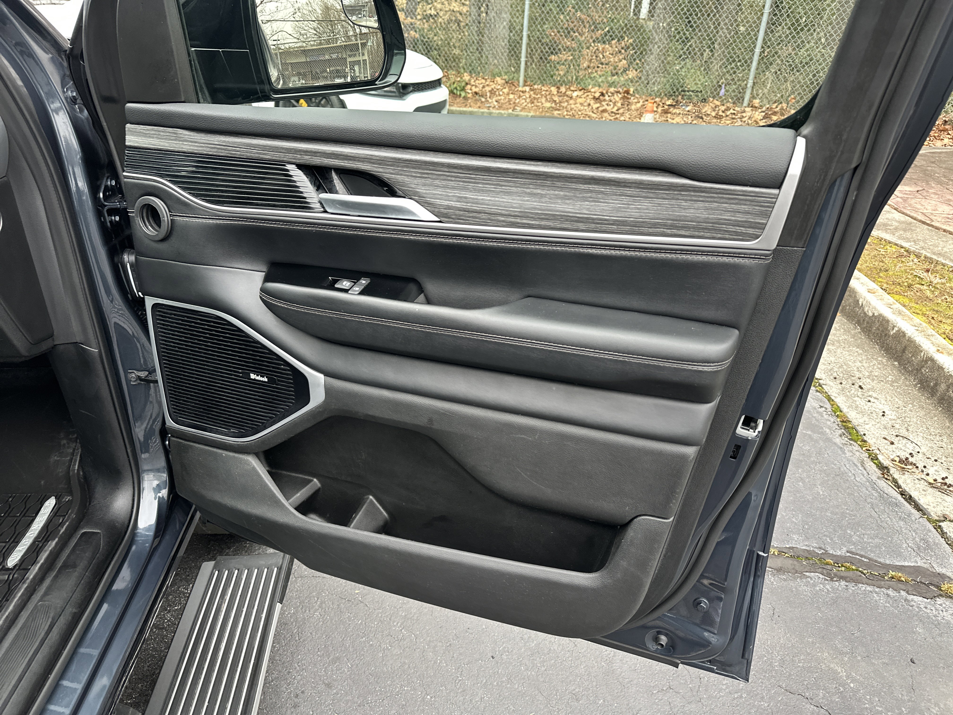 Used 2024 Jeep Wagoneer L Series III w/ Premium Group I image 17