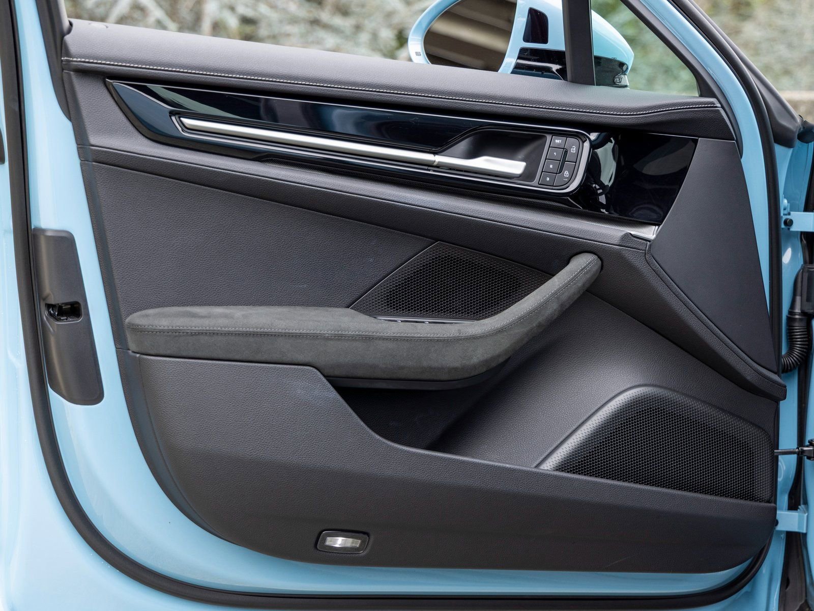 Certified 2025 Porsche Panamera 4 image 23