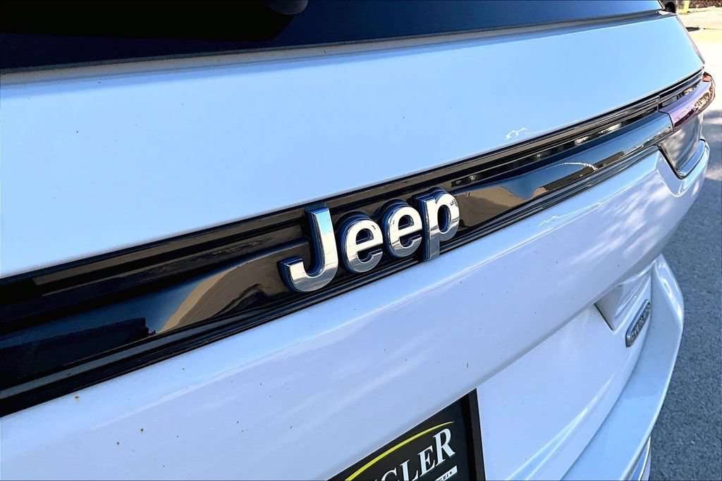 Used 2023 Jeep Grand Cherokee Overland w/ Luxury Tech Group IV AWD/4WD image 31