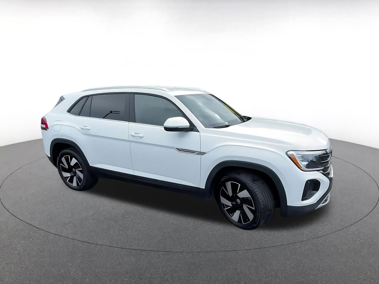 Used 2025 Volkswagen Atlas Cross Sport SE image 2