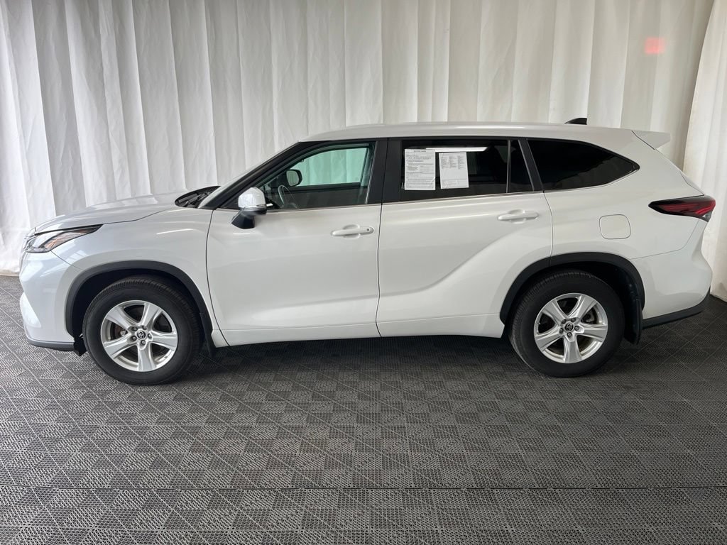 Used 2024 Toyota Highlander LE FWD image 28