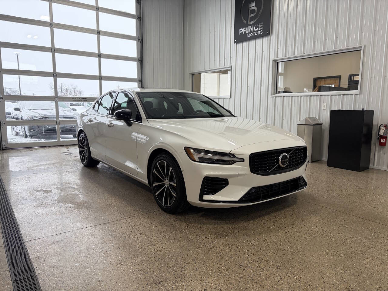 Used 2023 Volvo S60 T8 Plus image 6