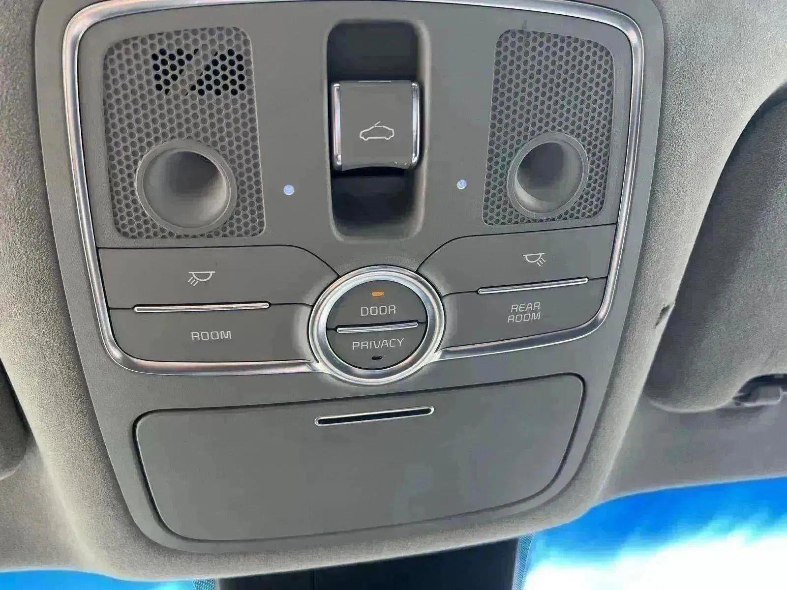 Used 2016 Kia K900 Luxury w/ VIP Plus Package image 23