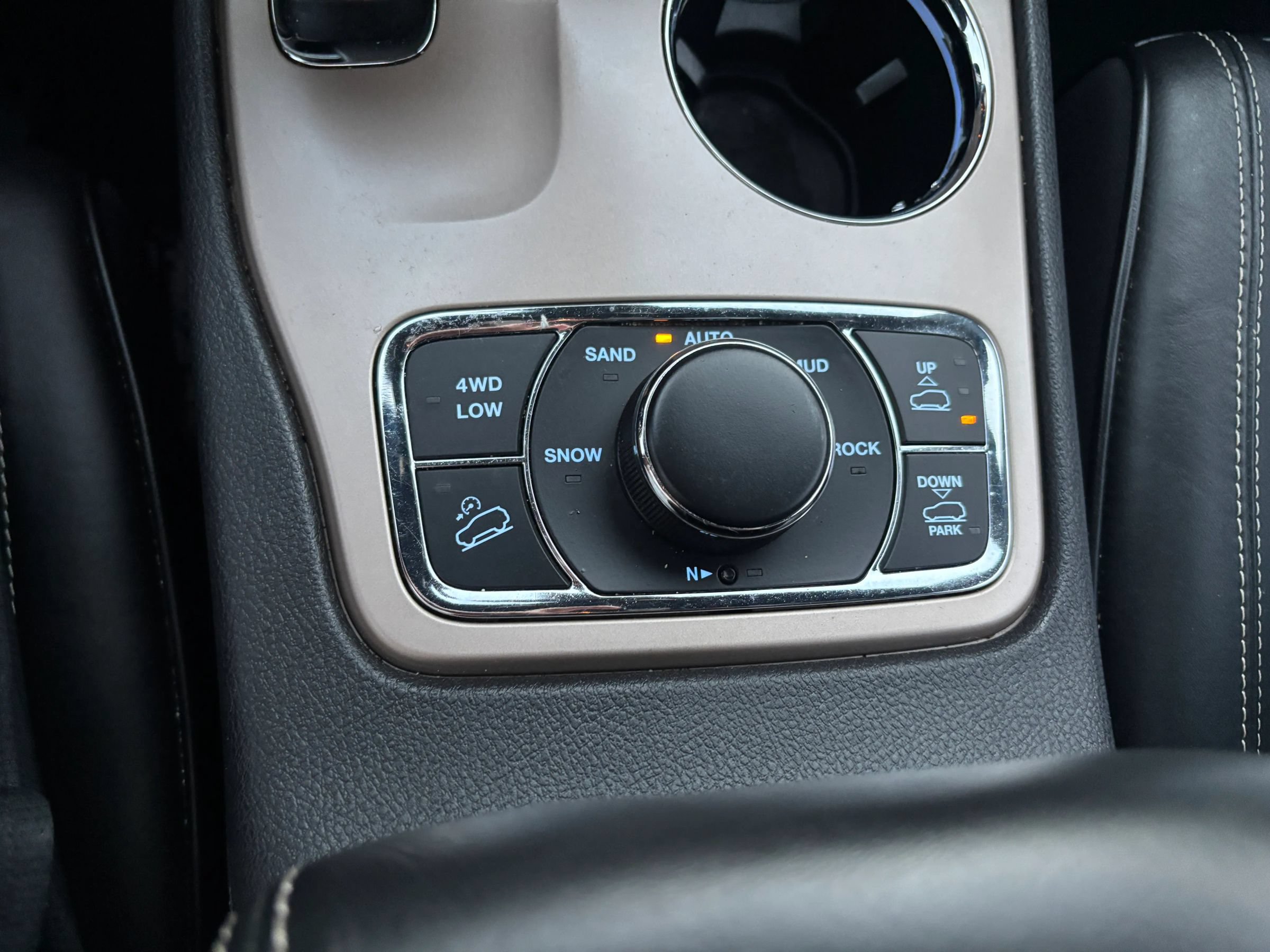 Used 2014 Jeep Grand Cherokee Overland AWD/4WD image 27