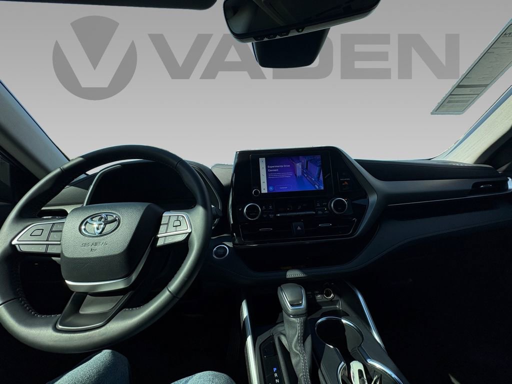 Used 2025 Toyota Highlander XLE image 3