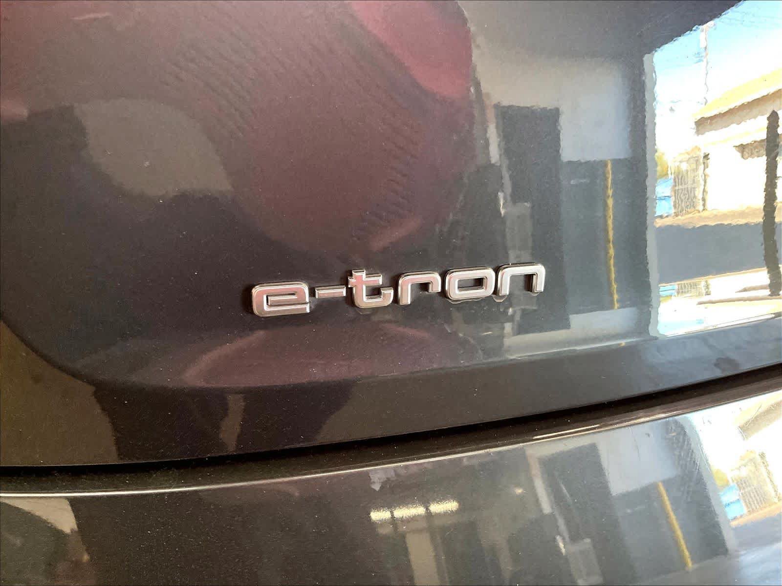 Used 2019 Audi e-tron Prestige w/ Prestige Package AWD/4WD image 12