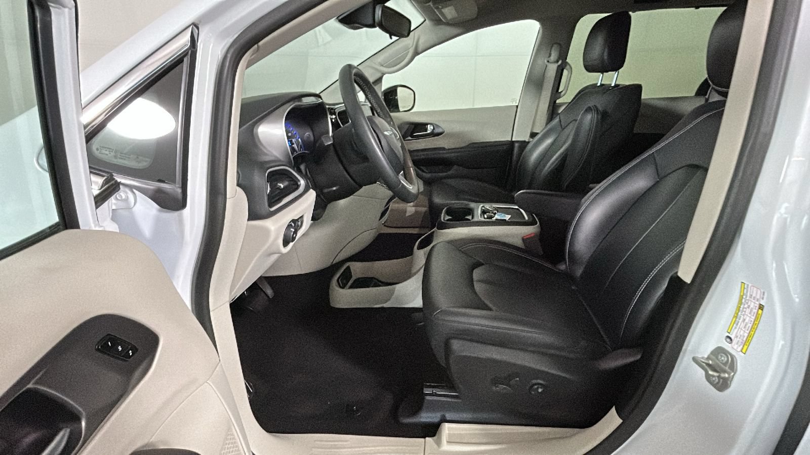 Used 2024 Chrysler Pacifica Touring-L FWD image 12