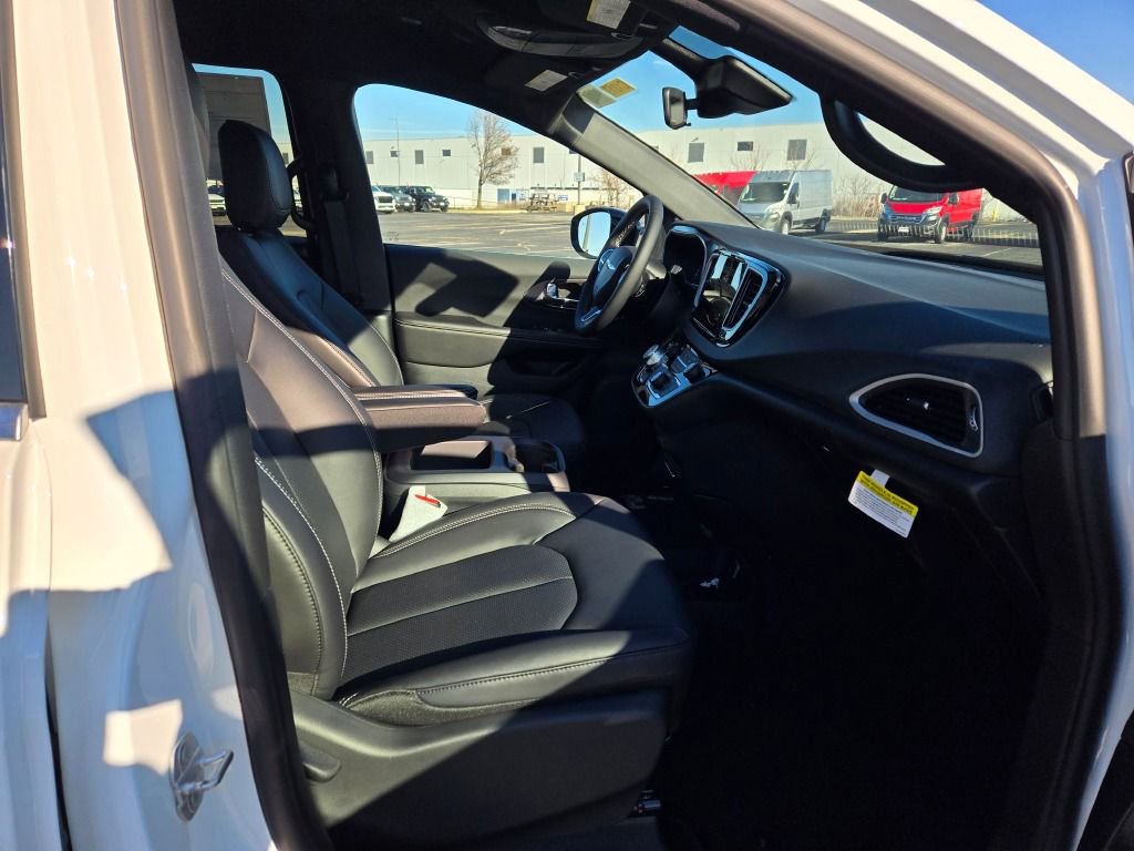 New 2026 Chrysler Voyager LX image 5