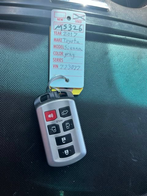 Used 2017 Toyota Sienna SE Premium FWD image 48