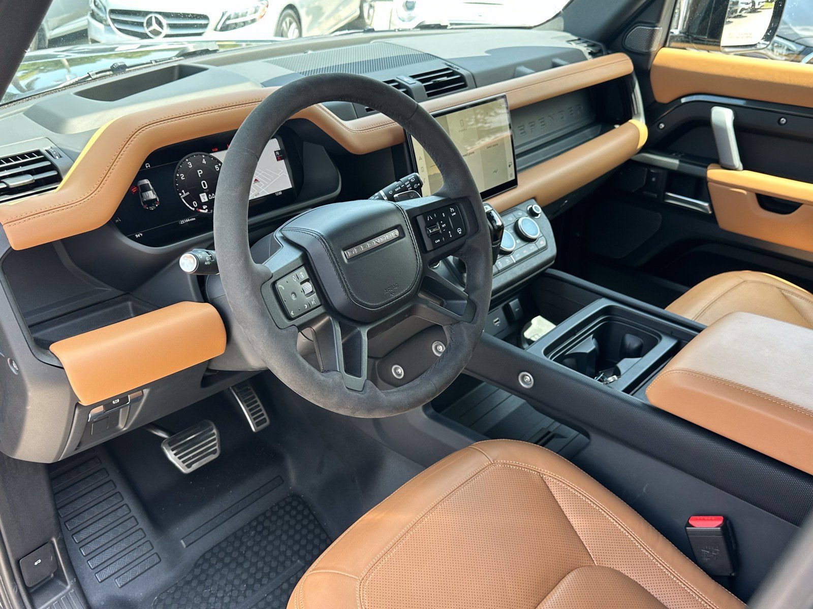 Used 2024 Land Rover Defender 110 V8 AWD/4WD image 19