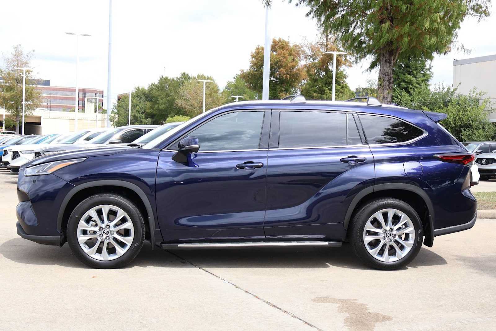 Used 2024 Toyota Highlander Limited FWD image 3
