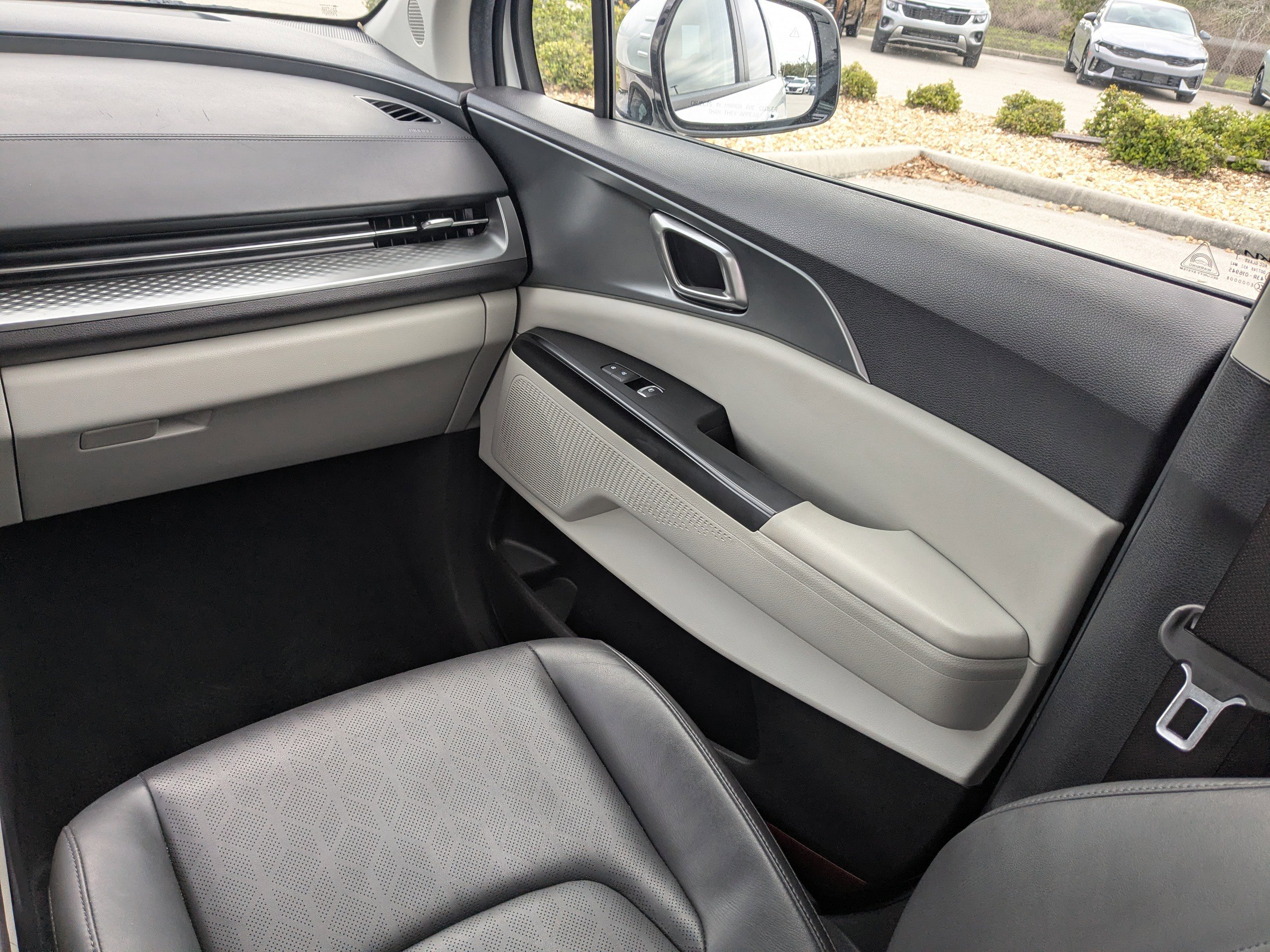 Used 2024 Kia Carnival LX image 22