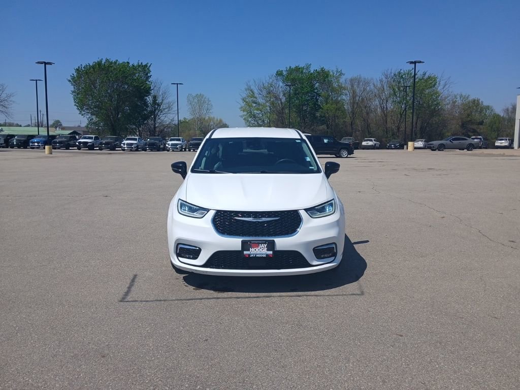 Used 2024 Chrysler Pacifica Select image 3