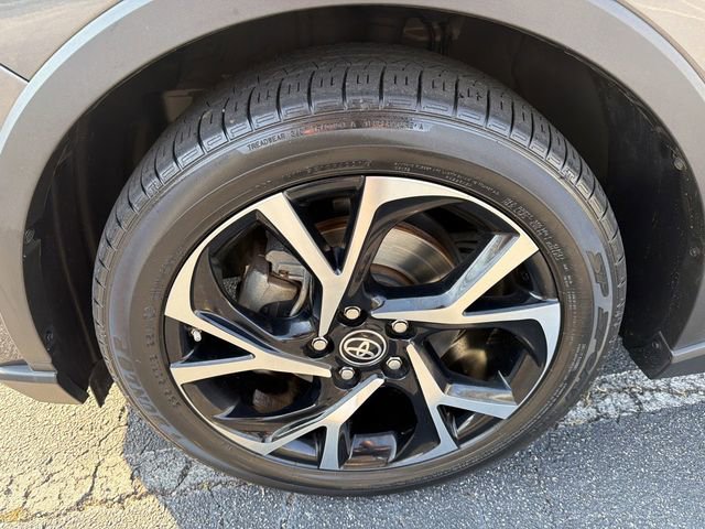 Used 2022 Toyota C-HR XLE FWD image 32