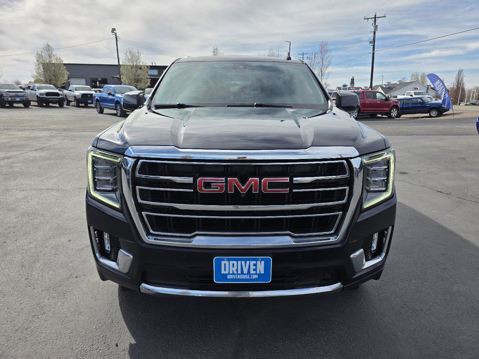 Used 2022 GMC Yukon SLT w/ SLT Premium Package AWD/4WD image 2