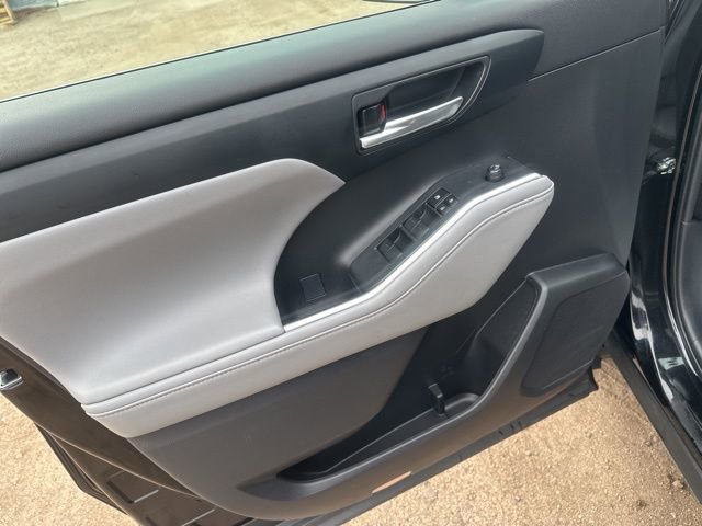 Used 2023 Toyota Highlander XLE image 16