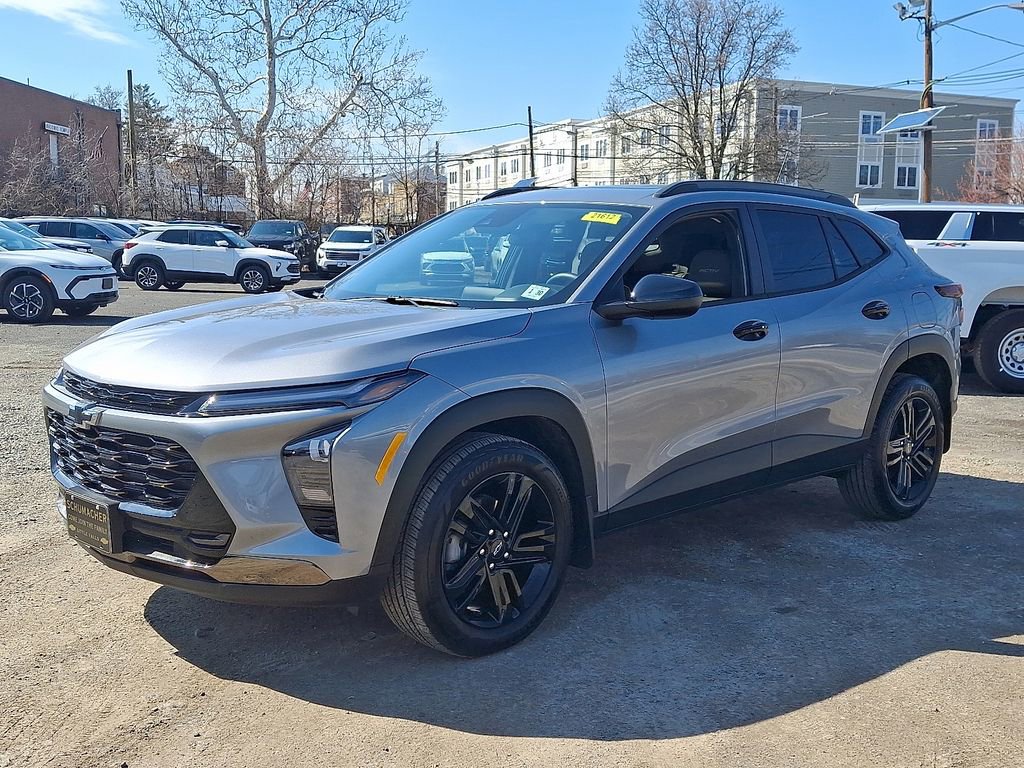 Used 2025 Chevrolet Trax ACTIV w/ Sunroof Package image 4