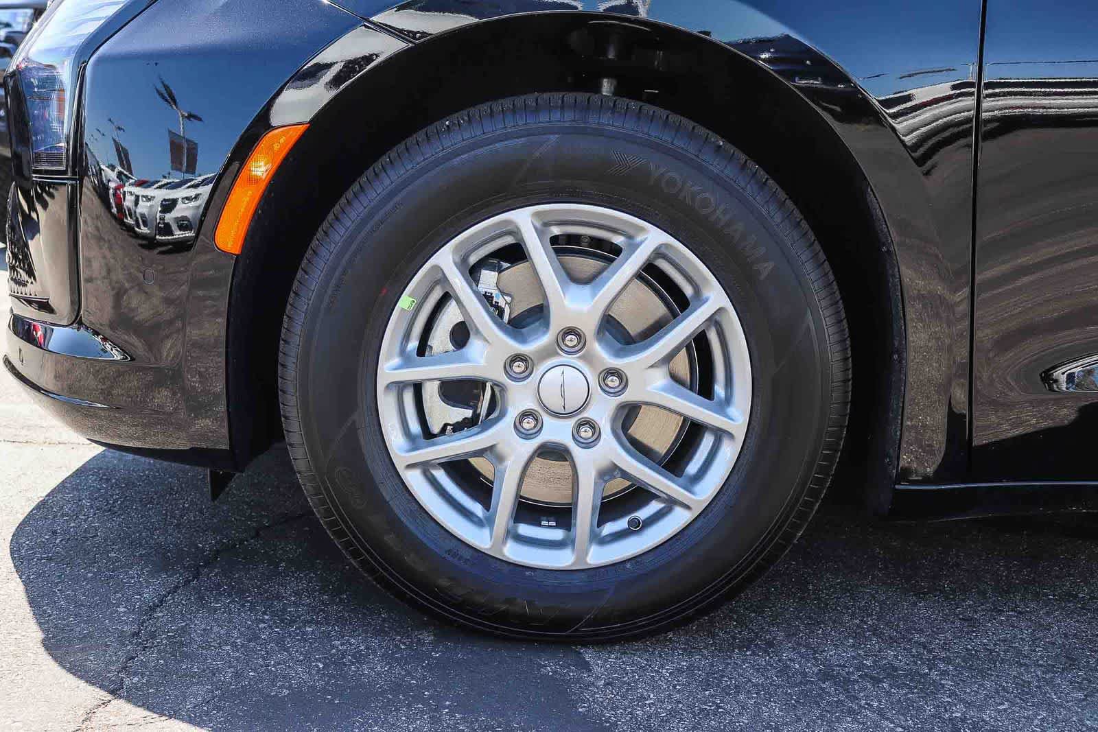 New 2027 Chrysler Pacifica Select FWD image 10