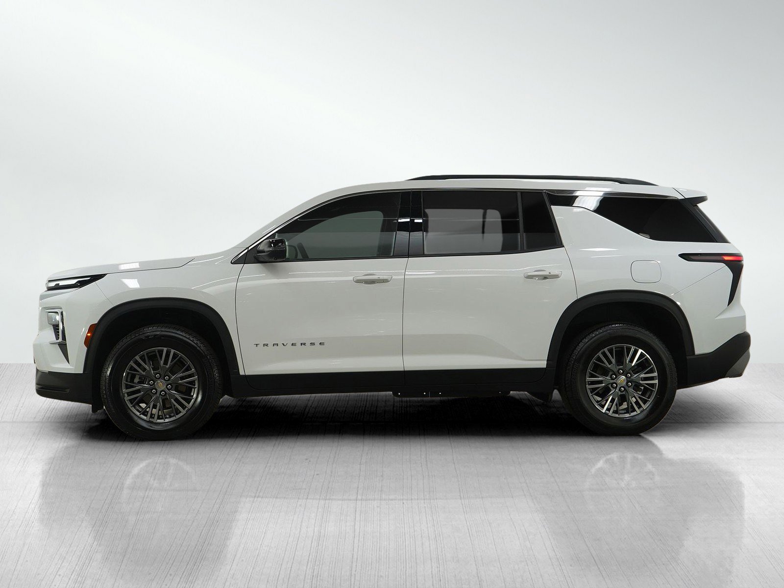 Used 2024 Chevrolet Traverse LT image 2