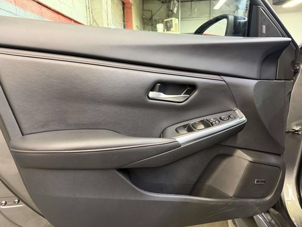 Used 2025 Nissan Sentra SR w/ SR Premium Package FWD image 7