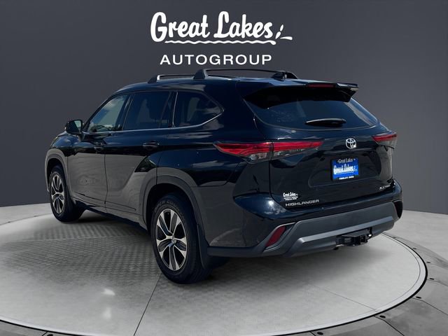 Used 2022 Toyota Highlander XLE AWD/4WD image 3