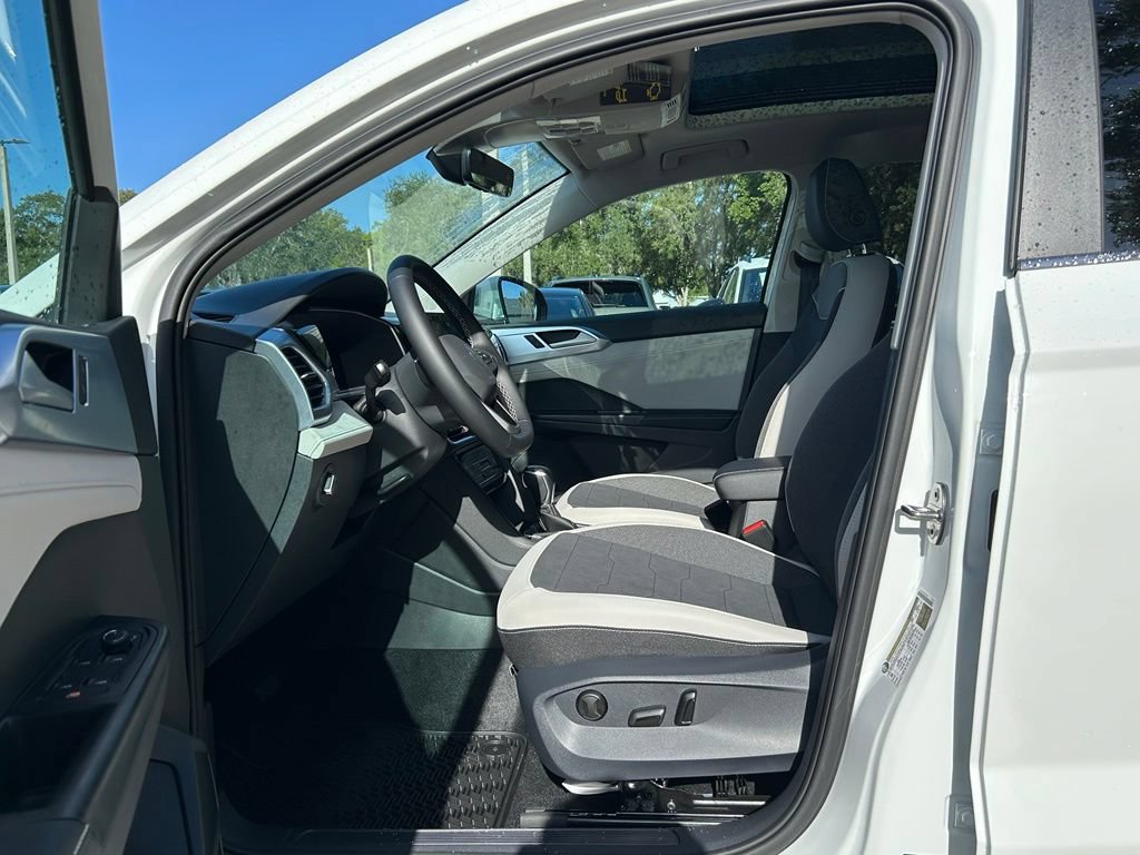 New 2026 Volkswagen Taos SE FWD image 14