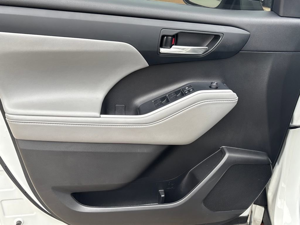 Used 2022 Toyota Highlander XLE image 5