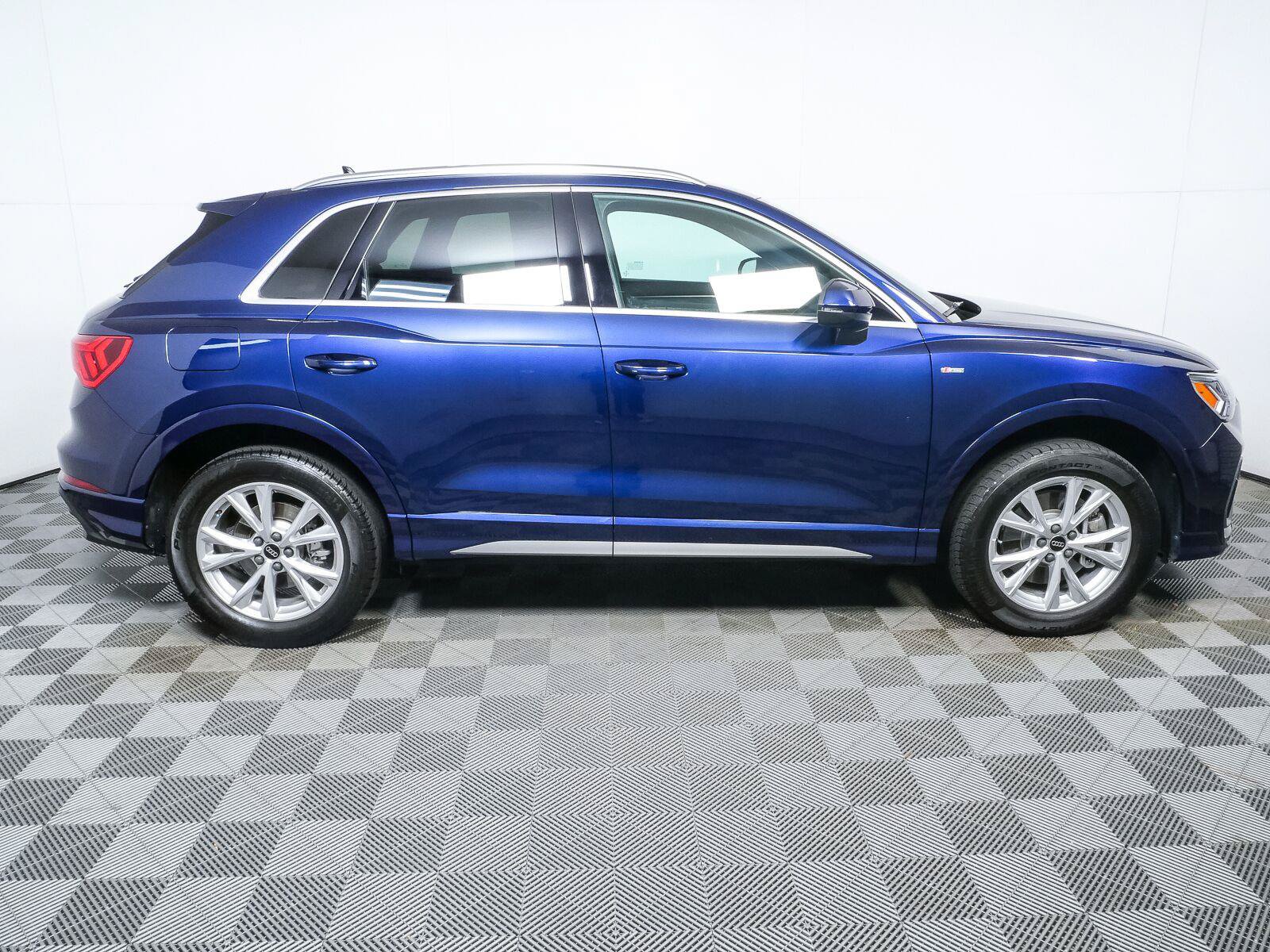 Used 2024 Audi Q3 2.0T Premium AWD/4WD image 2