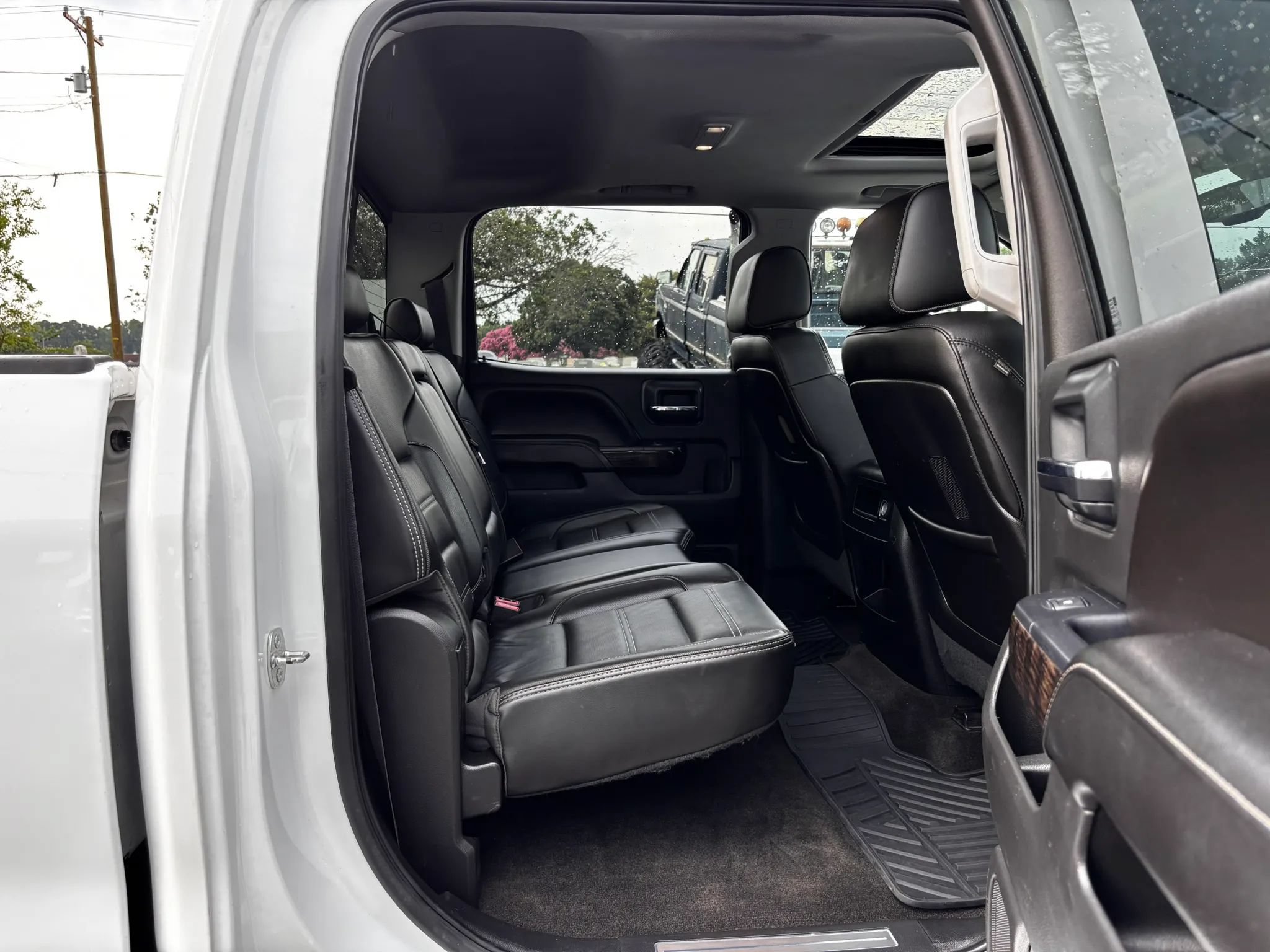 Used 2015 GMC Sierra 2500 Denali w/ Duramax Plus Package AWD/4WD image 28