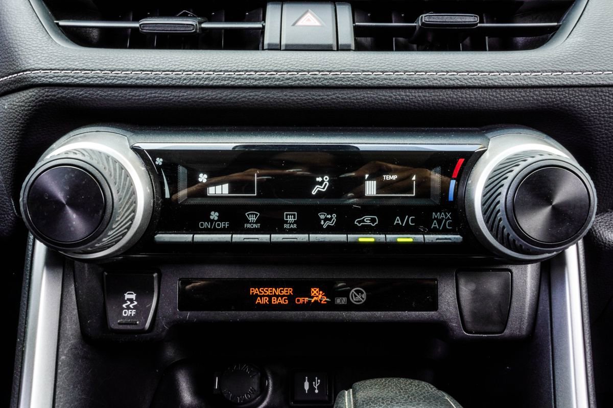 Used 2019 Toyota RAV4 LE FWD image 23