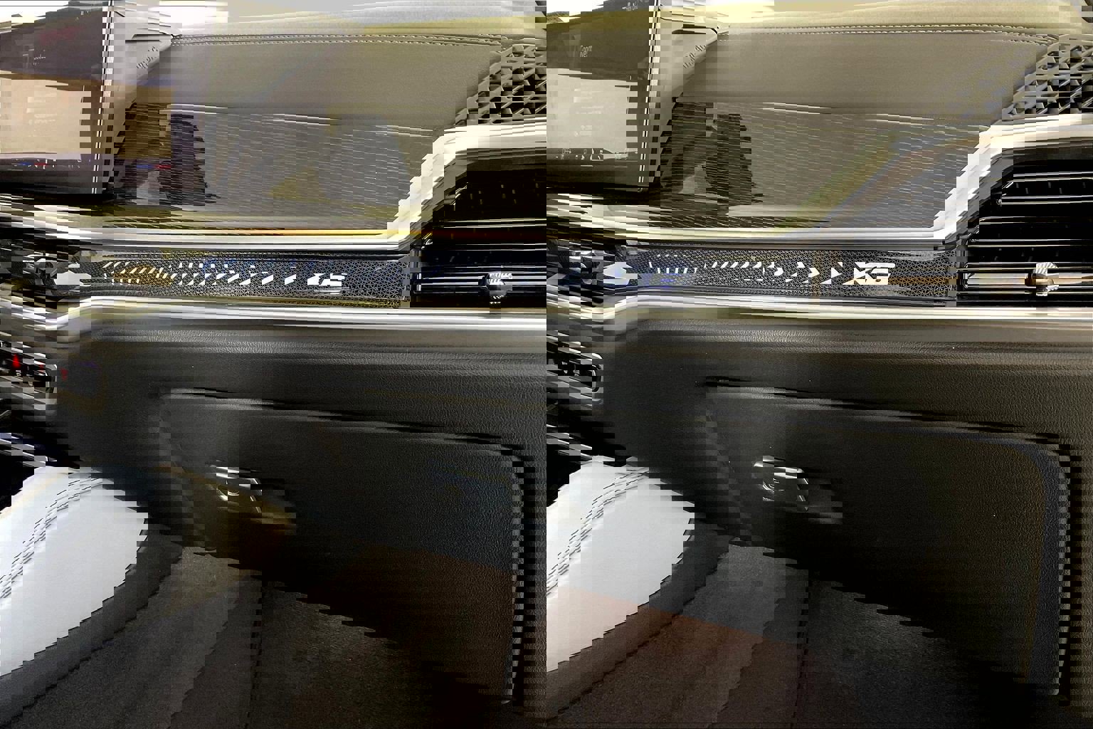 Certified 2024 BMW X6 xDrive40i w/ M Sport Professional Package image 17