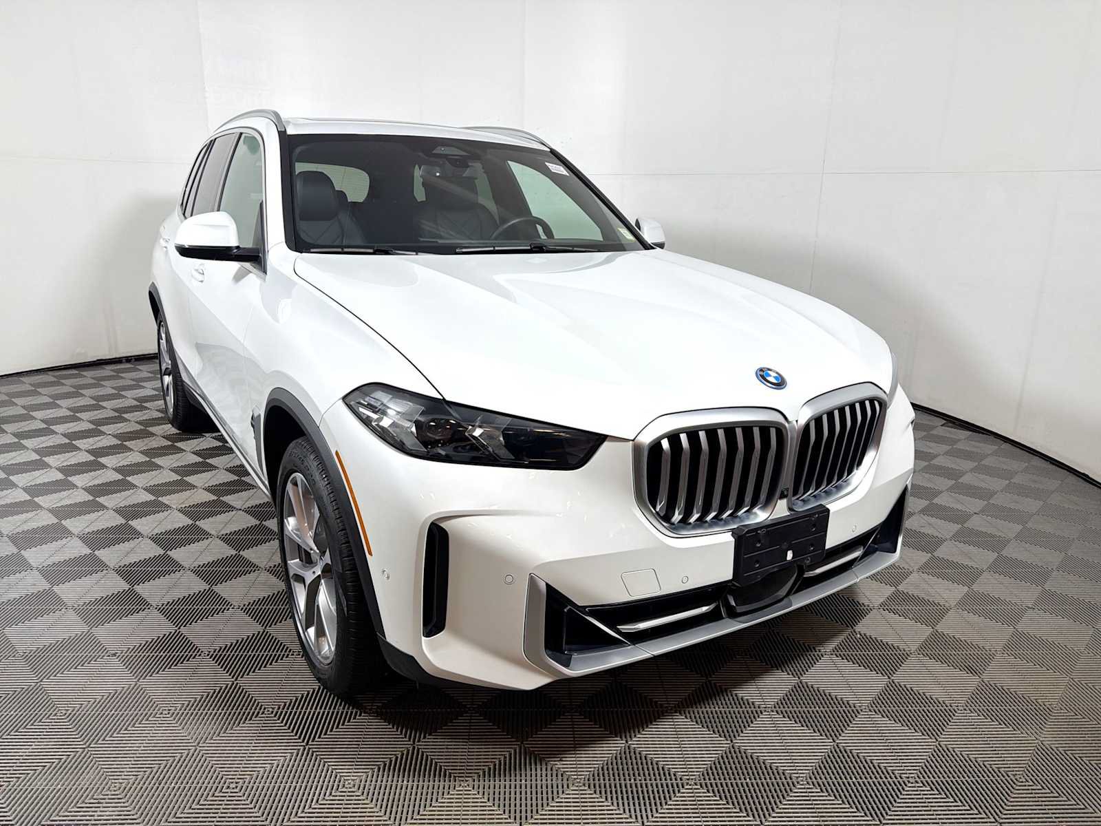 Used 2024 BMW X5 xDrive50e w/ Parking Assistance Package AWD/4WD image 2