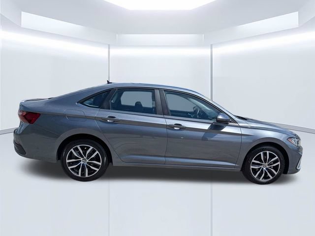 Used 2025 Volkswagen Jetta SE FWD image 3